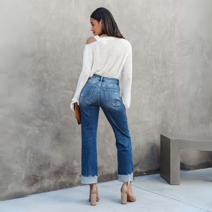 Frau in blauer Jeans und weißem Pullover, Rückansicht, modisch, lässig, Streetstyle.
