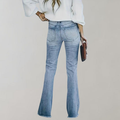 Frau in hellblauer Schlagjeans, Rückansicht, modisch, lässig, Denim, Streetwear.