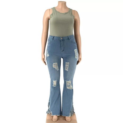 Damen-Modepuppe mit grünem Tanktop und zerrissenen blauen Schlagjeans, lässiger Look.