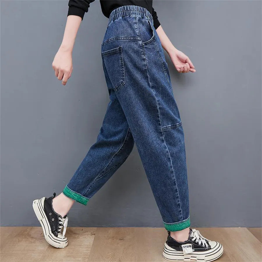 Damen-Jeanshose, blau, lässig, elastischer Bund, umgeschlagene grüne Säume, Streetwear.