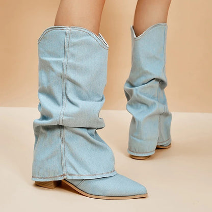 Damen Cowboy-Stiefel aus hellblauem Denim, modisch, knöchelhoch, flacher Absatz.