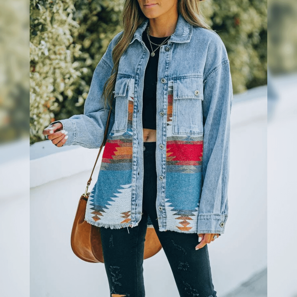 Frau in blauer Jeansjacke mit Aztekenmuster, lässiger Stil, Outdoor-Mode.