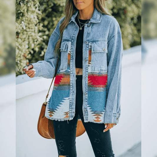 Frau in blauer Jeansjacke mit Aztekenmuster, lässiger Stil, Outdoor-Mode.