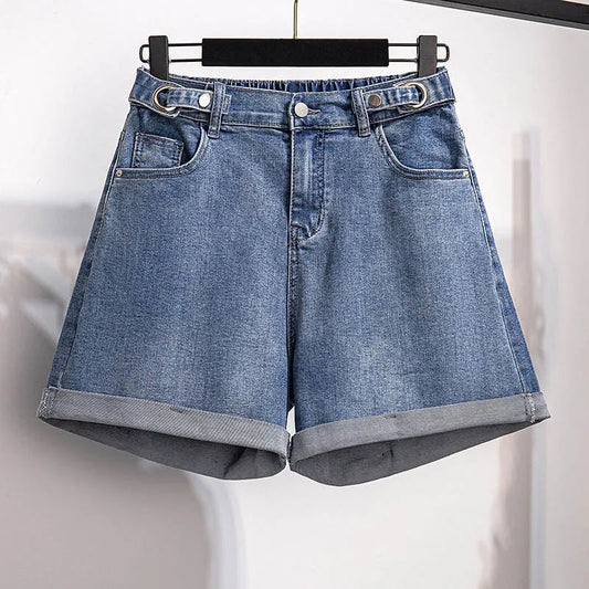 Damen Jeansshorts blau, lässig, umgeschlagener Saum, Sommermode, Denim, Freizeitkleidung.