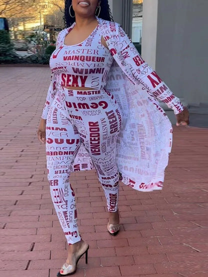 Frau in weißem Jumpsuit mit roten Schriftzügen, lange Ärmel, offener Cardigan, High Heels.