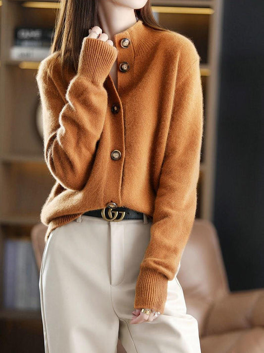 Frau in braunem Strickpullover und beiger Hose, modisch, elegant, Herbstmode, Damenbekleidung.