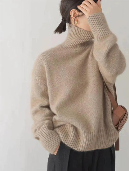 Frau in beigem Rollkragenpullover aus Wolle, elegant, modisch, Herbstmode, seitlich.