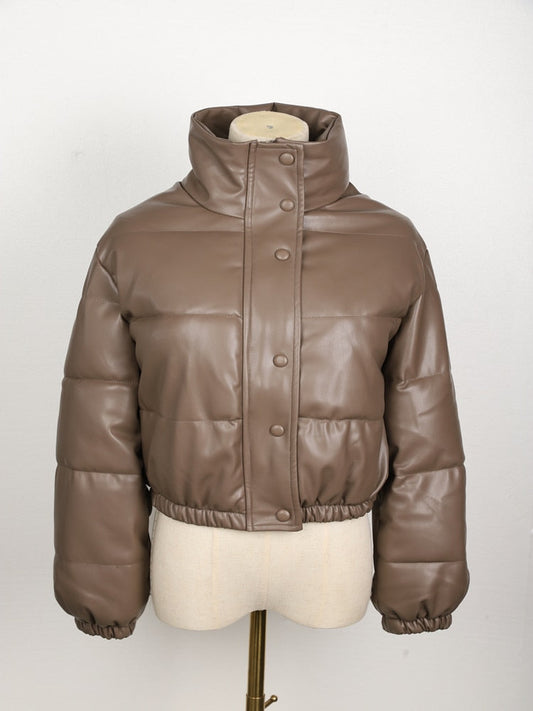 Braune Kunstleder-Daunenjacke mit Stehkragen, Knopfleiste, Damenmode, Winterjacke.