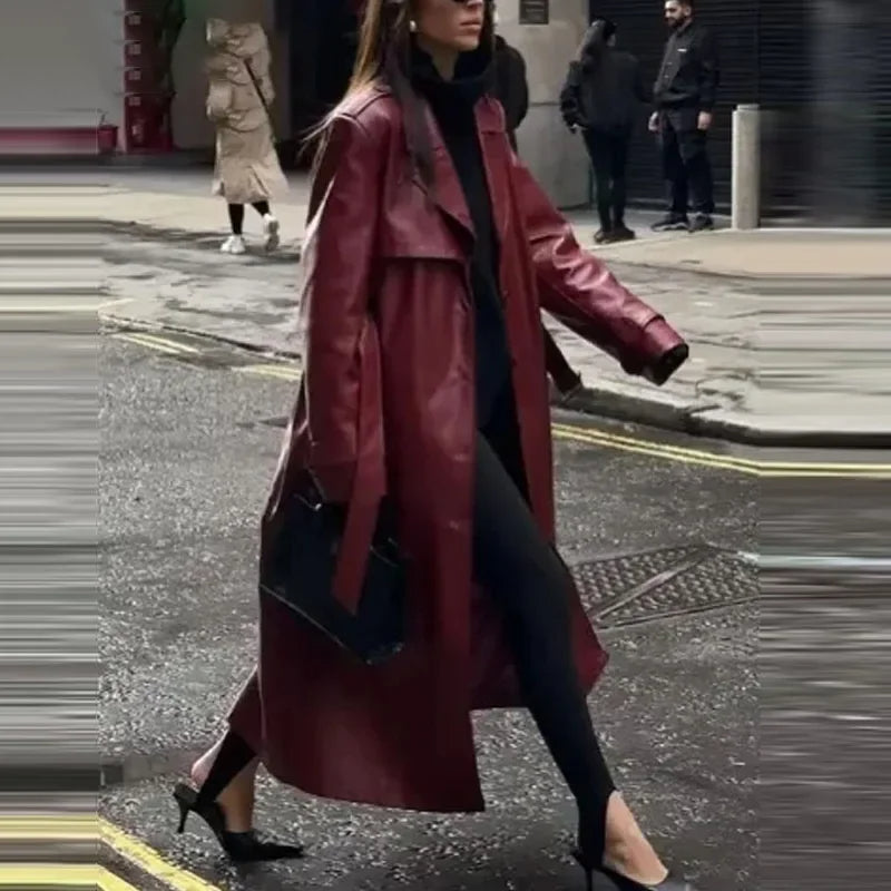 Frau in rotem Ledermantel, schwarze Tasche, High Heels, Stadtstraße, modisch, elegant.