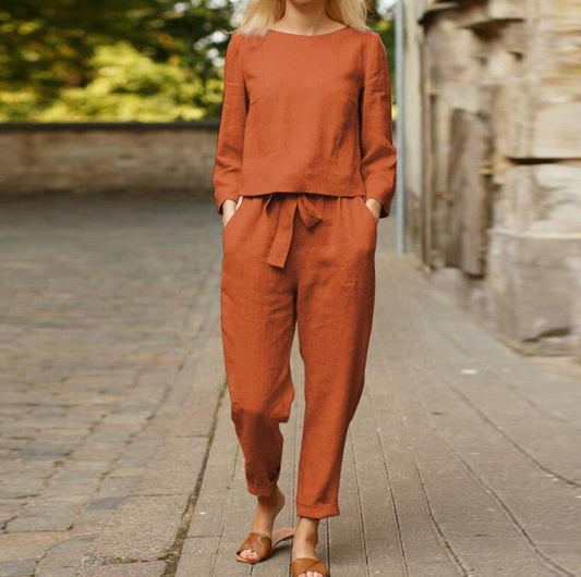 Frau in orangefarbenem Leinenanzug, lässig, modisch, Sommeroutfit, Straße, Sandalen.