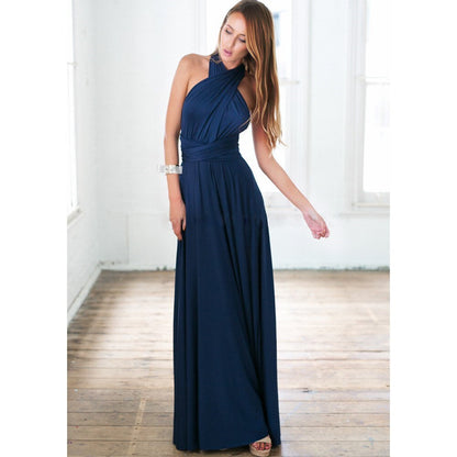 Frau in langem, dunkelblauem Abendkleid, ärmellos, elegantes Design, Holzfußboden, Innenraum.
