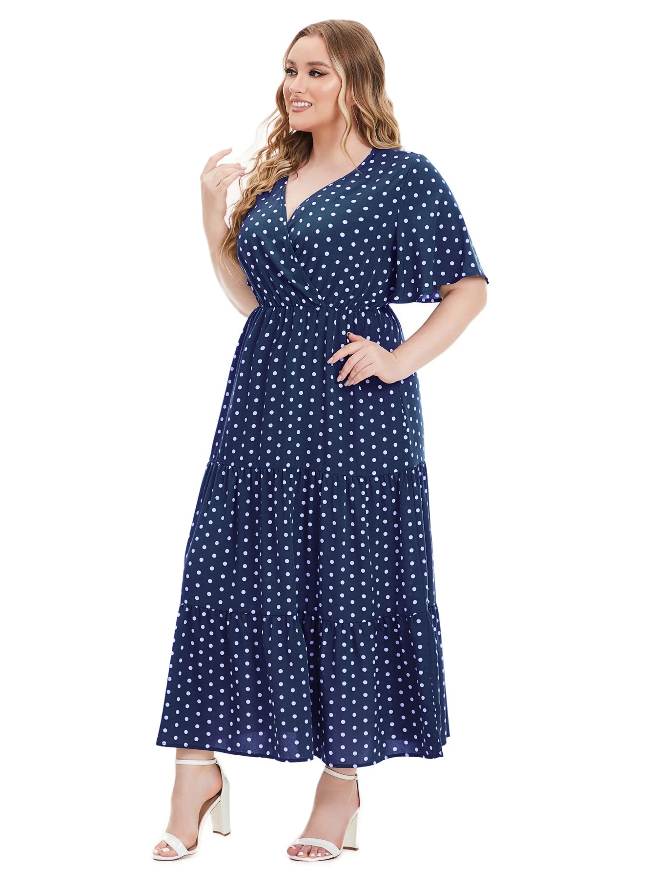 Plus-Size Damenkleid, blau mit weißen Punkten, V-Ausschnitt, kurze Ärmel, Sommermode.