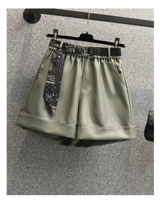 Olivgrüne Damen-Shorts aus Satin mit schwarzem Gürtel, elegant, modisch, Sommerbekleidung.