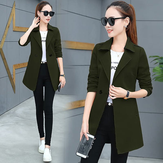 Frau in olivgrünem Blazer, schwarze Hose, Sonnenbrille, lässiger Look, Mode 2023.