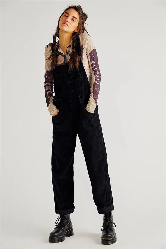 Frau in schwarzem Cord-Overall und Stiefeln, modisches Outfit, lässiger Stil.