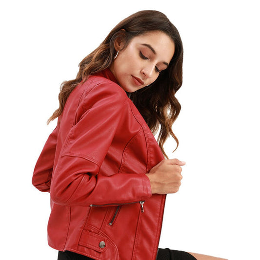 Frau in roter PU-Lederjacke mit Stehkragen, modischer Biker-Stil, Frühlingsmode.
