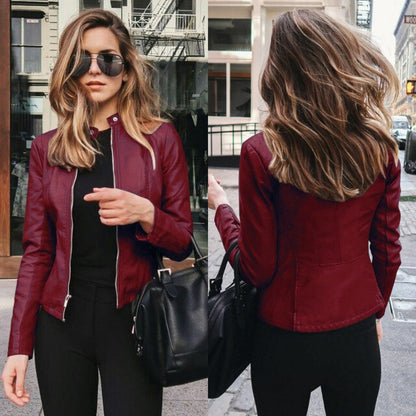 Frau in roter PU-Lederjacke, schwarze Hose, Sonnenbrille, Stadtstraße, modisch, lässig.