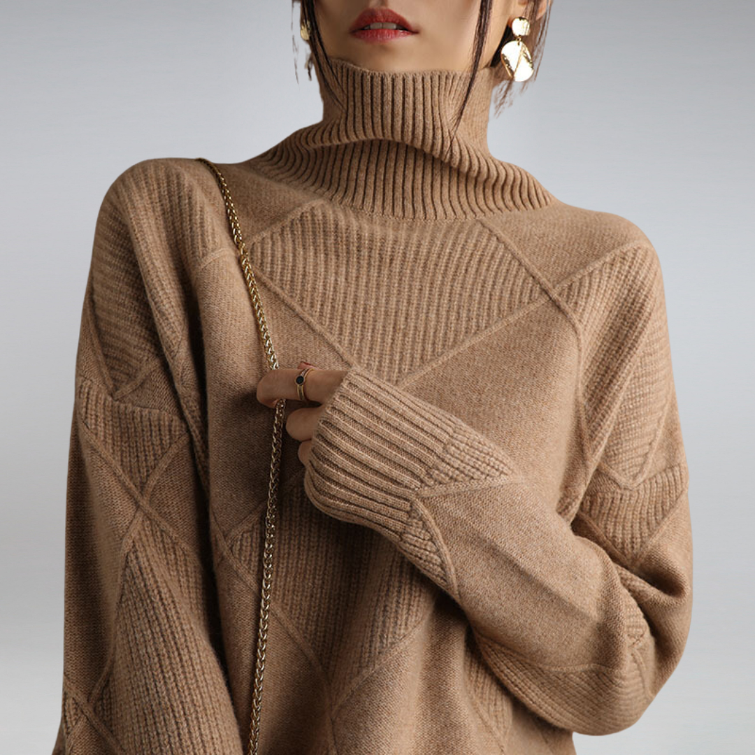 Frau in braunem Rollkragenpullover mit geometrischem Muster und goldener Kettentasche.