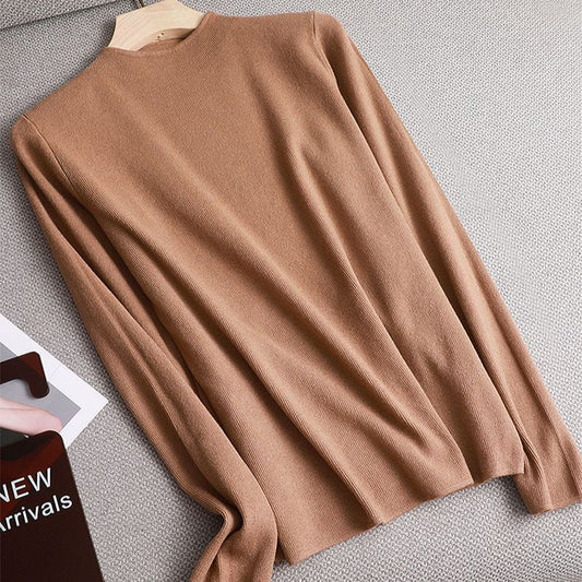Beigefarbener Strickpullover aus Baumwolle auf grauem Hintergrund, Herbstmode, Damenbekleidung.