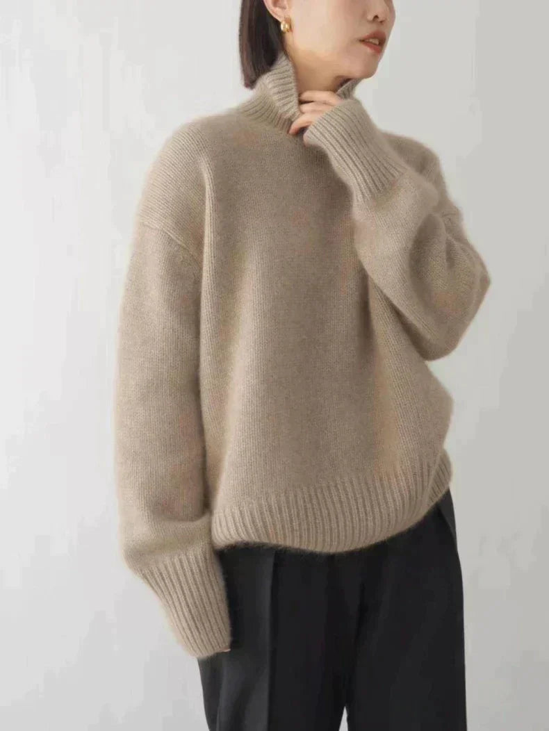 Frau trägt beige Strickpullover, Rollkragen, lässig, warm, modisch, Herbst-Winter-Outfit.
