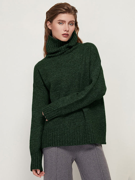 Frau in dunkelgrünem Rollkragenpullover aus Wolle, modisch, elegant, Herbstmode.