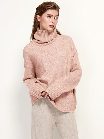 Frau in rosa Rollkragenpullover aus Wolle, lässig, modisch, Herbstmode, Damenbekleidung.