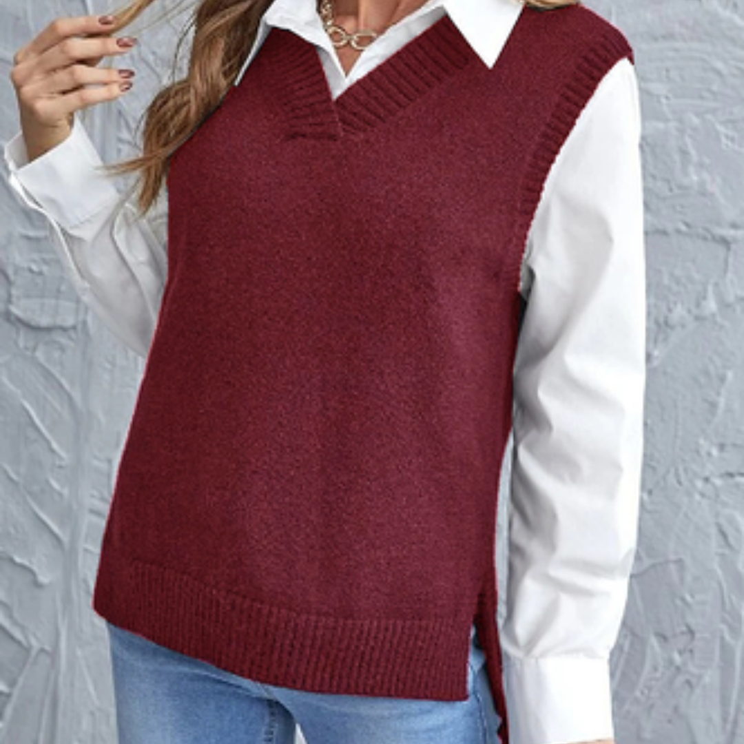 Frau in weißer Bluse mit bordeauxrotem Strickpullover, modisch, elegant, Herbstmode.