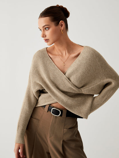 Frau in beigem Strickpullover, braune Hose, eleganter Look, Mode, Herbstkleidung.
