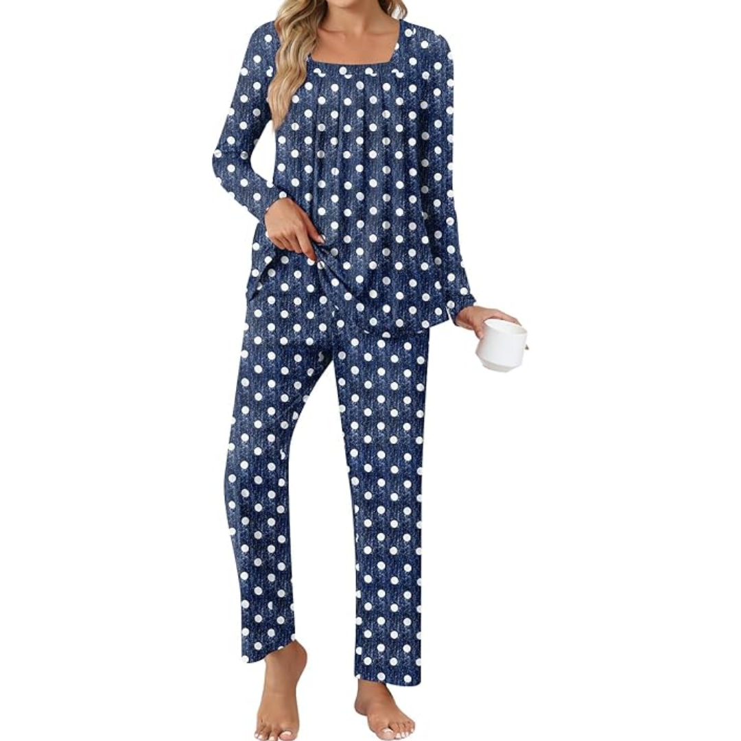 Frau in blauem Pyjama mit weißen Punkten, hält eine Tasse, gemütliche Nachtwäsche, Langarm.