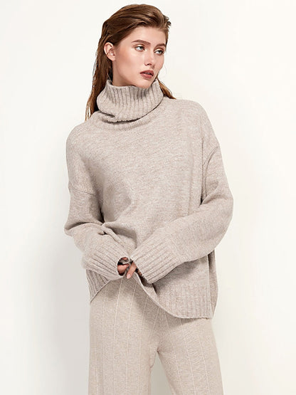 Frau in beigem Rollkragenpullover aus Wolle, lässiger Stil, Herbstmode, Damenbekleidung.