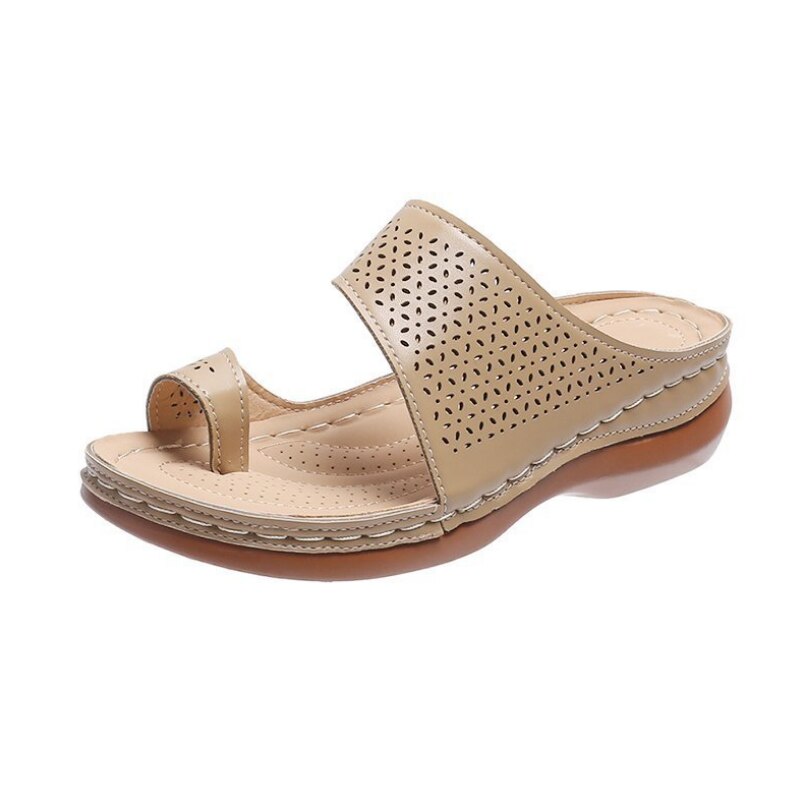 Beige Damen-Sandale mit Keilabsatz, perforiertem Design, bequemem Fußbett, Sommermode.