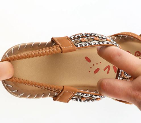 Braune Ledersandale mit Perlenverzierung, handgefertigt, Damenmode, Sommeraccessoire.