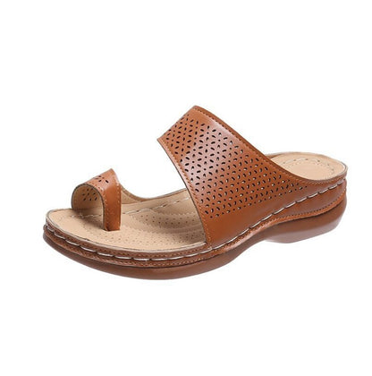 Braune Damen-Sandale aus Leder mit Lochmuster, bequeme Sommerschuhe, rutschfeste Sohle.