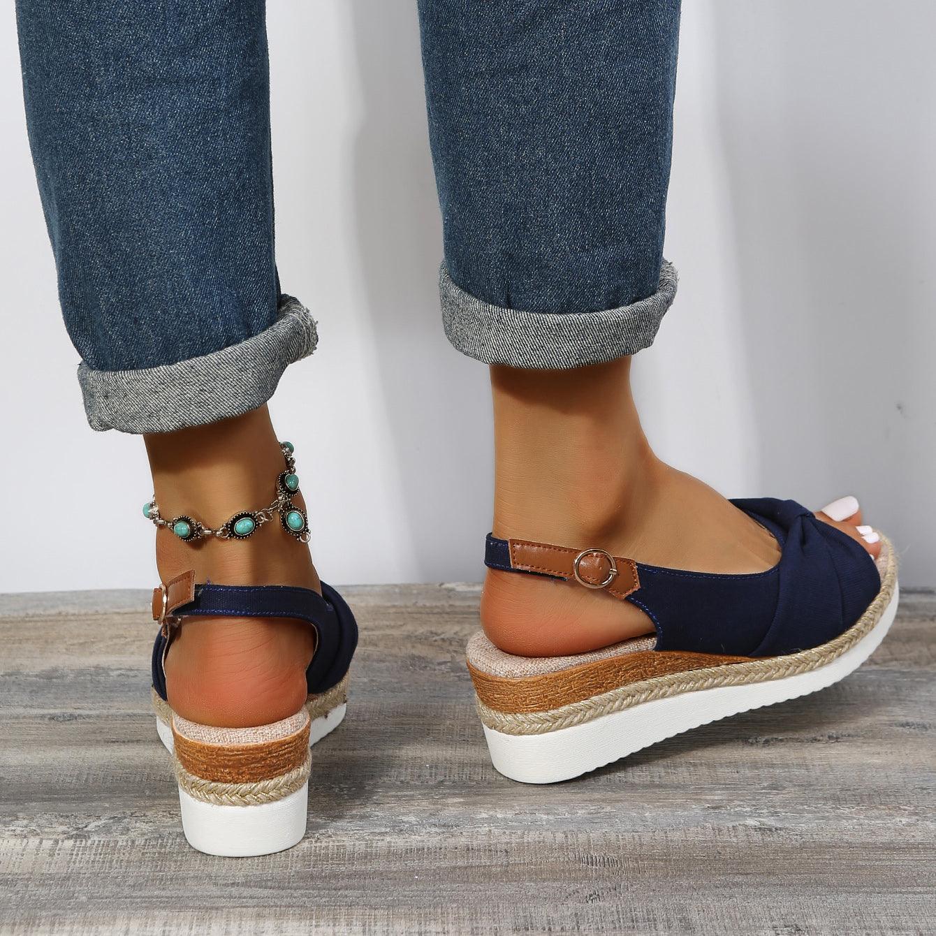 Damen Sandalen, blau, Keilabsatz, bequem, Sommermode, Jeans, Fußkettchen, Holzoptik-Boden.