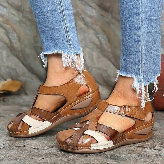Braune Damen-Sandalen aus Leder, bequem, mit Keilabsatz, ideal für Sommermode.