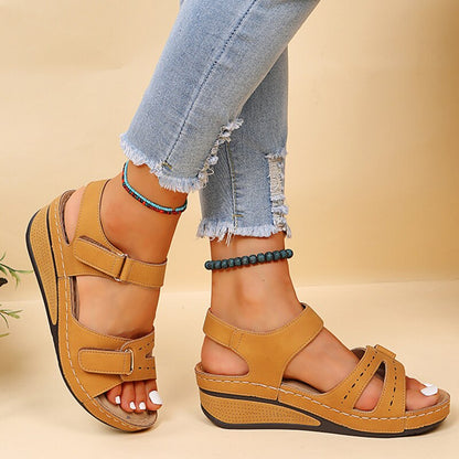 Damen Sandalen, beige, Keilabsatz, Klettverschluss, bequem, Sommermode, Freizeit, Jeans.