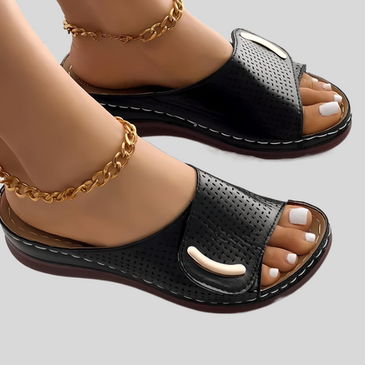Schwarze Damen-Sandalen, perforiertes Leder, goldene Kette, modisch, bequem, Sommerschuhe.