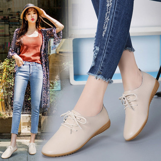 Beige Damen-Oxfordschuhe aus Leder, flach, mit Schnürung, ideal für Freizeitmode.