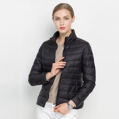 Frau trägt schwarze Daunenjacke, modisch, warm, Winterbekleidung, elegant, Damenmode.