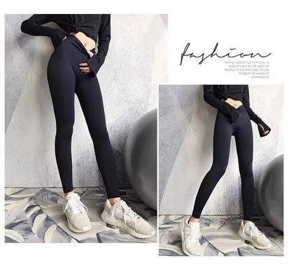 Damen schwarze Leggings, hoch tailliert, sportlich, bequem, modisch, mit weißen Sneakers.