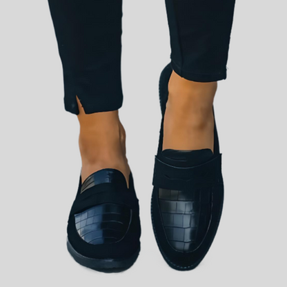 Schwarze Damen-Loafer aus Leder mit Krokodilprägung, elegantes Design, bequeme Passform.