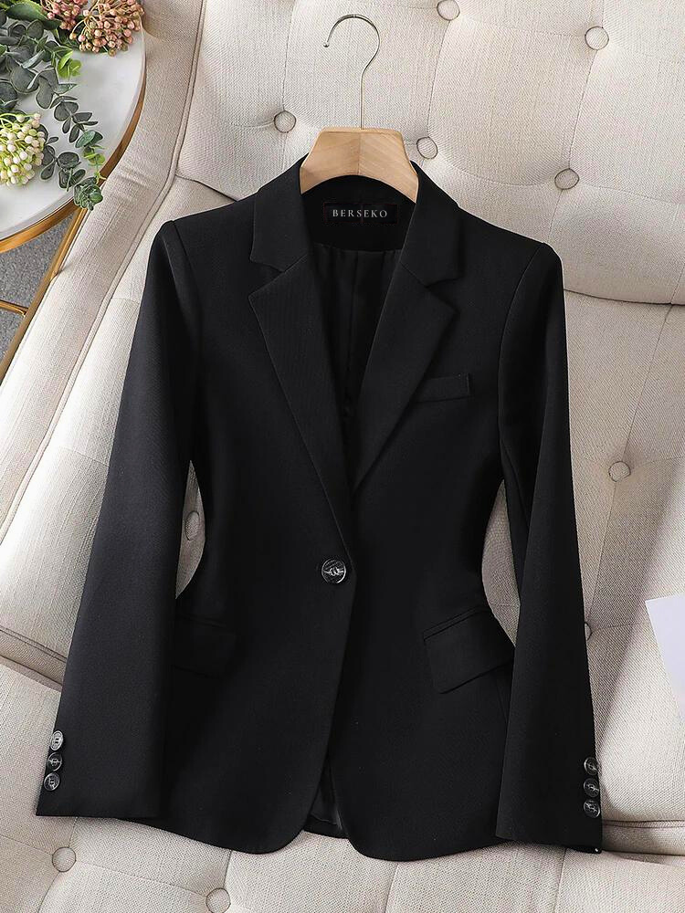Schwarzer Damenblazer, elegant, einreihig, Knopfdetails, Businessmode, hochwertig.