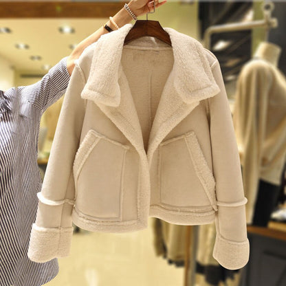 Beige Damenjacke aus Kunstpelz, warm, modisch, mit großen Taschen, ideal für Wintermode.