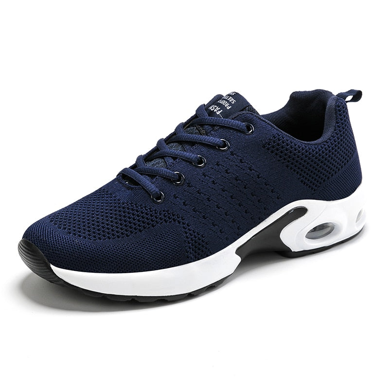 Dunkelblauer Sportschuh, atmungsaktiv, mit weißer Sohle, ideal für Laufen und Fitness.