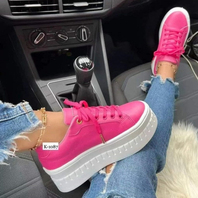 Damen Sneaker pink, Plateau, Leder, modisch, bequem, Freizeit, Jeans, Auto-Innenraum.