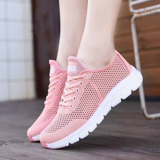 Rosa Damen-Sneaker aus Mesh, atmungsaktiv, mit weißer Sohle, ideal für Sport und Freizeit.