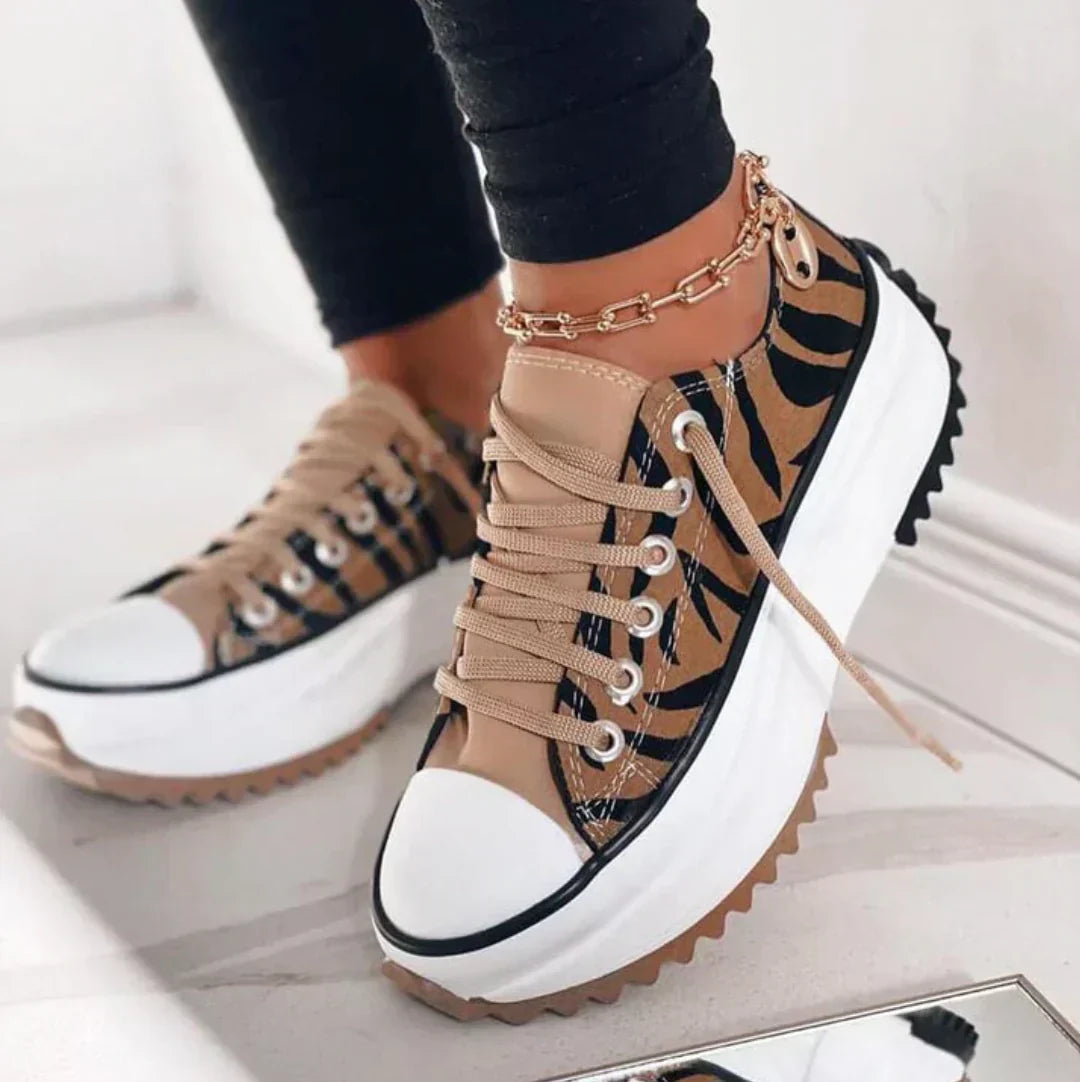 Damen-Sneaker mit Plateau, beige-schwarz, Zebramuster, weiße Sohle, modisch, bequem.