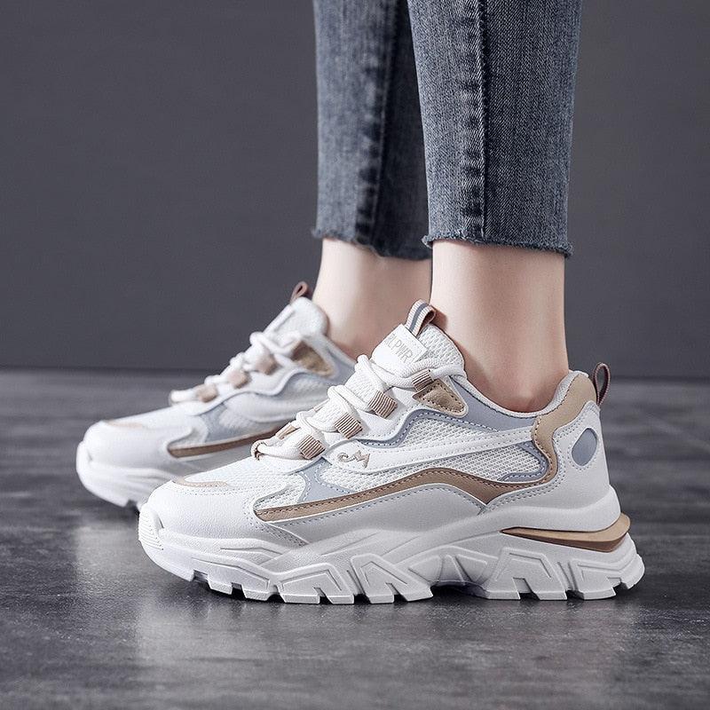 Weiße Damen-Sneaker, klobig, Leder, beige Akzente, Freizeitmode, Straßenschuhe.