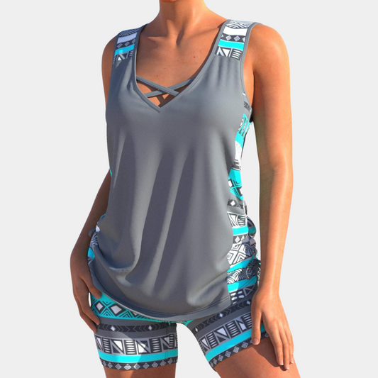 Frau in grauem Sporttop und gemusterten Shorts, Fitnessbekleidung, Sommermode.