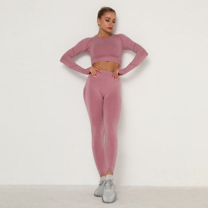 Frau in rosa nahtlosem Sport-Set, Langarm-Top und Leggings, Fitnessmode.